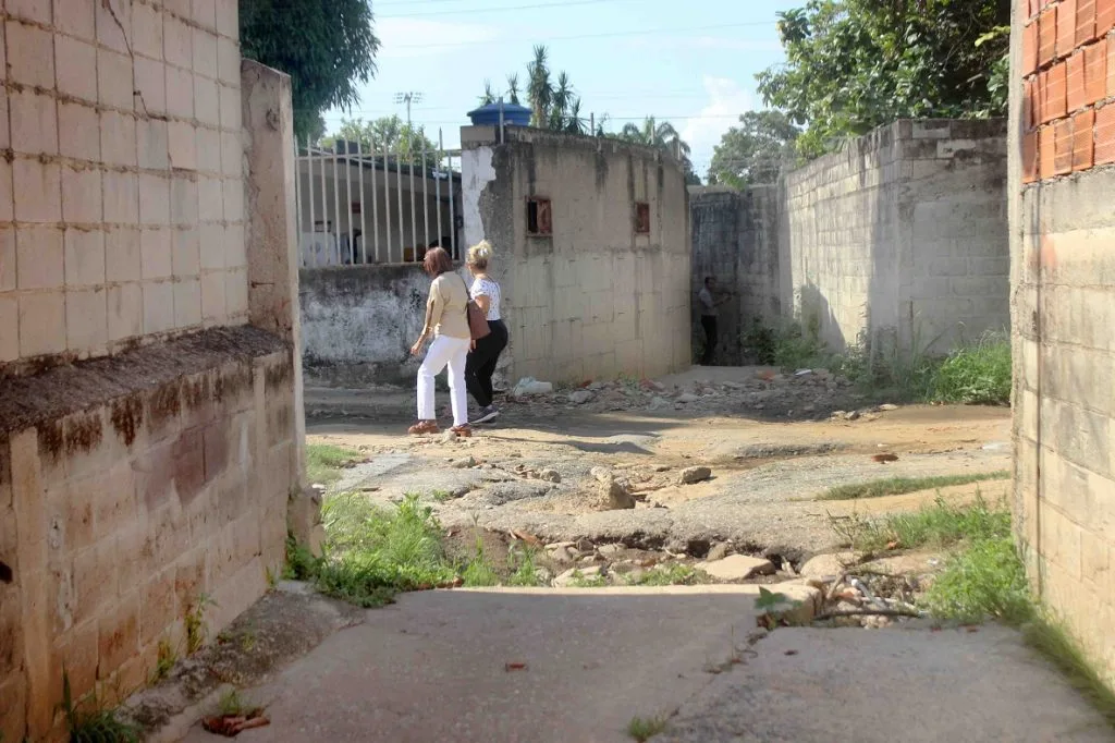 Las Mayas sufre filtraciones y calles destruidas en El Limón