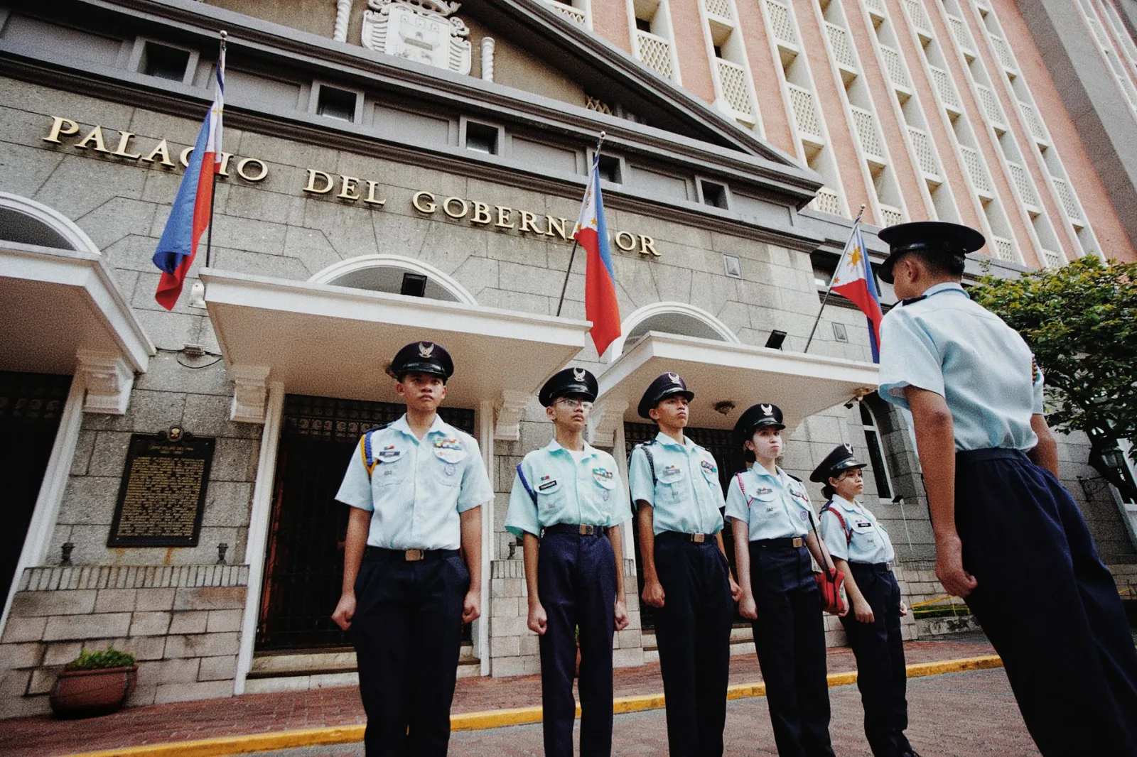Los cadetes forman en fila frente al histórico Palacio del Gobernador en Manila, Filipinas.