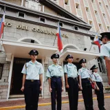 Los cadetes forman en fila frente al histórico Palacio del Gobernador en Manila, Filipinas.