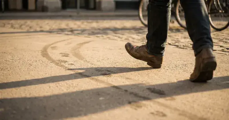 Un estudio revela por qué las personas tienden a girar a la izquierda al caminar