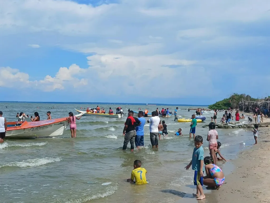 Marabinos aprovecharon el feriado en playas y piscinas