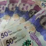Bitcoin cae bajo 77.000 dólares tras presión global