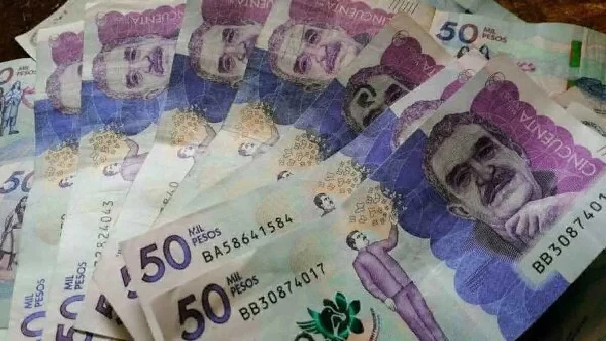 Bitcoin cae bajo 77.000 dólares tras presión global
