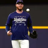 Woodruff vuelve al roster de Milwaukee para abrir la Serie Mundial
