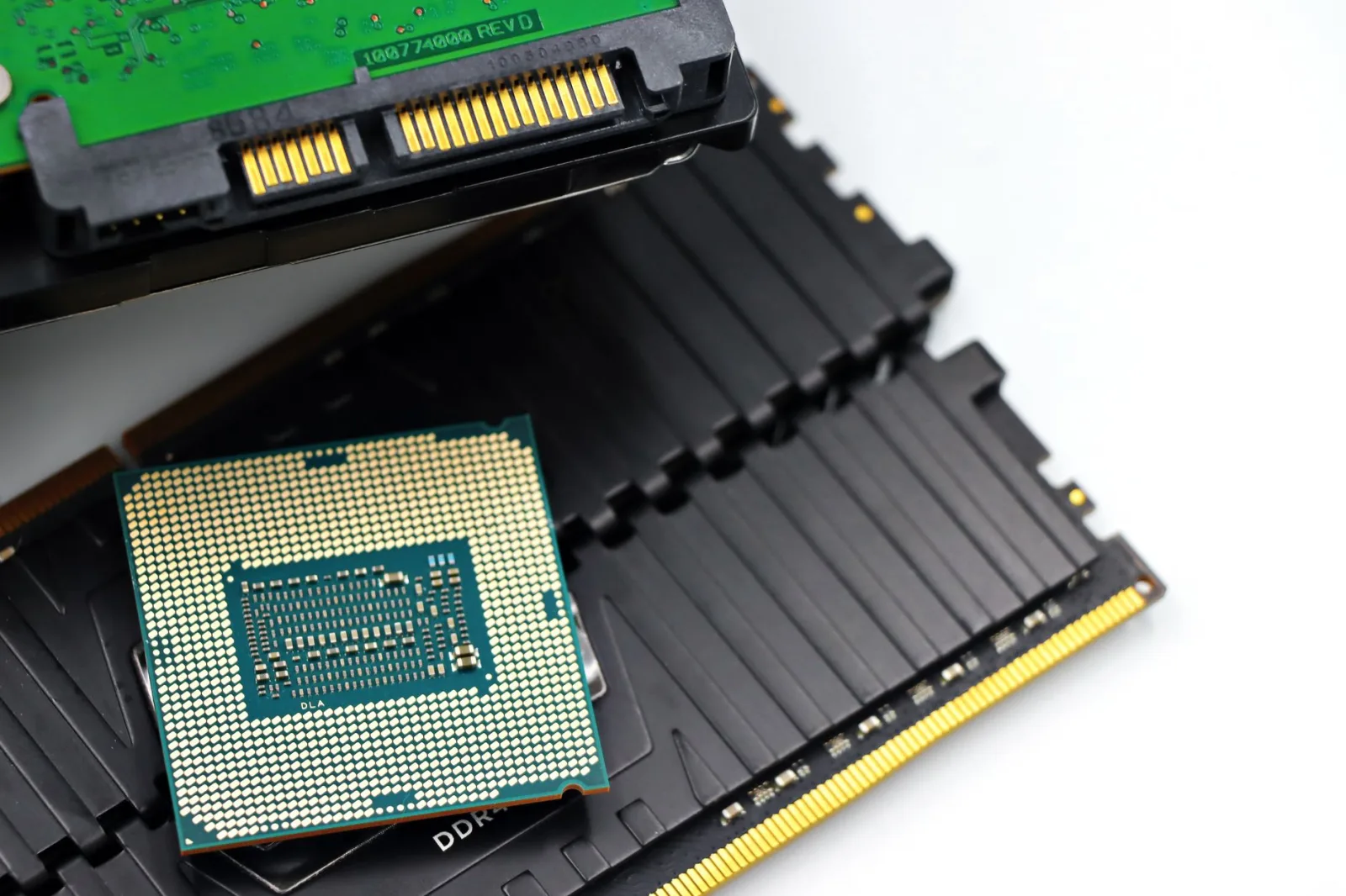 Vista detallada de un chip de CPU y módulos de RAM que ilustran los componentes del hardware de una computadora.