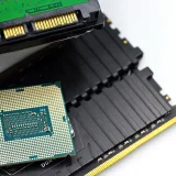 Vista detallada de un chip de CPU y módulos de RAM que ilustran los componentes del hardware de una computadora.