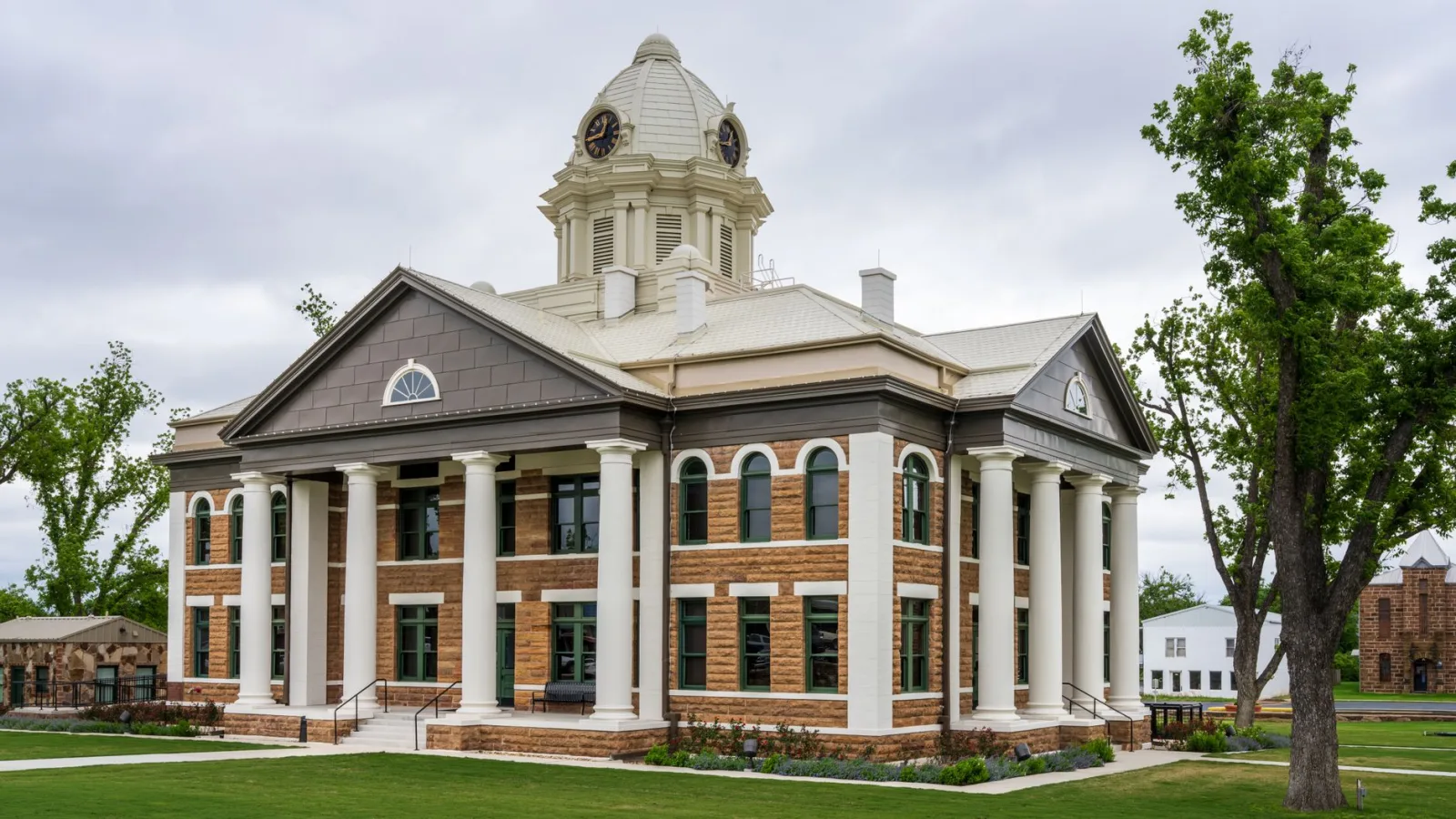 La elegante arquitectura del Palacio de Justicia del Condado de Mason, en Texas, bajo un cielo nublado.