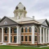 La elegante arquitectura del Palacio de Justicia del Condado de Mason, en Texas, bajo un cielo nublado.