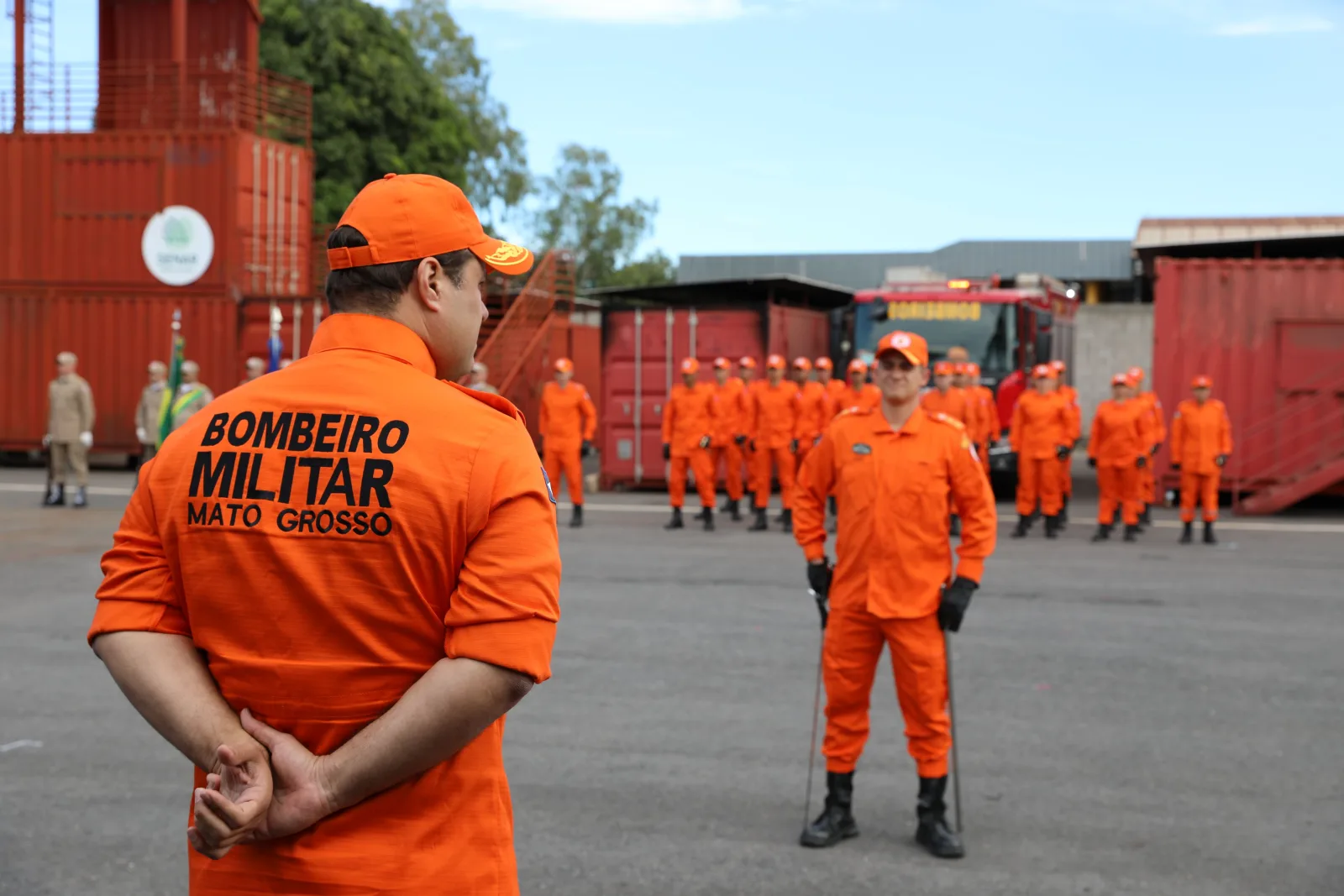 Bomberos uniformados de Mato Grosso en formación para un ejercicio de entrenamiento al aire libre.