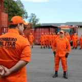Bomberos uniformados de Mato Grosso en formación para un ejercicio de entrenamiento al aire libre.