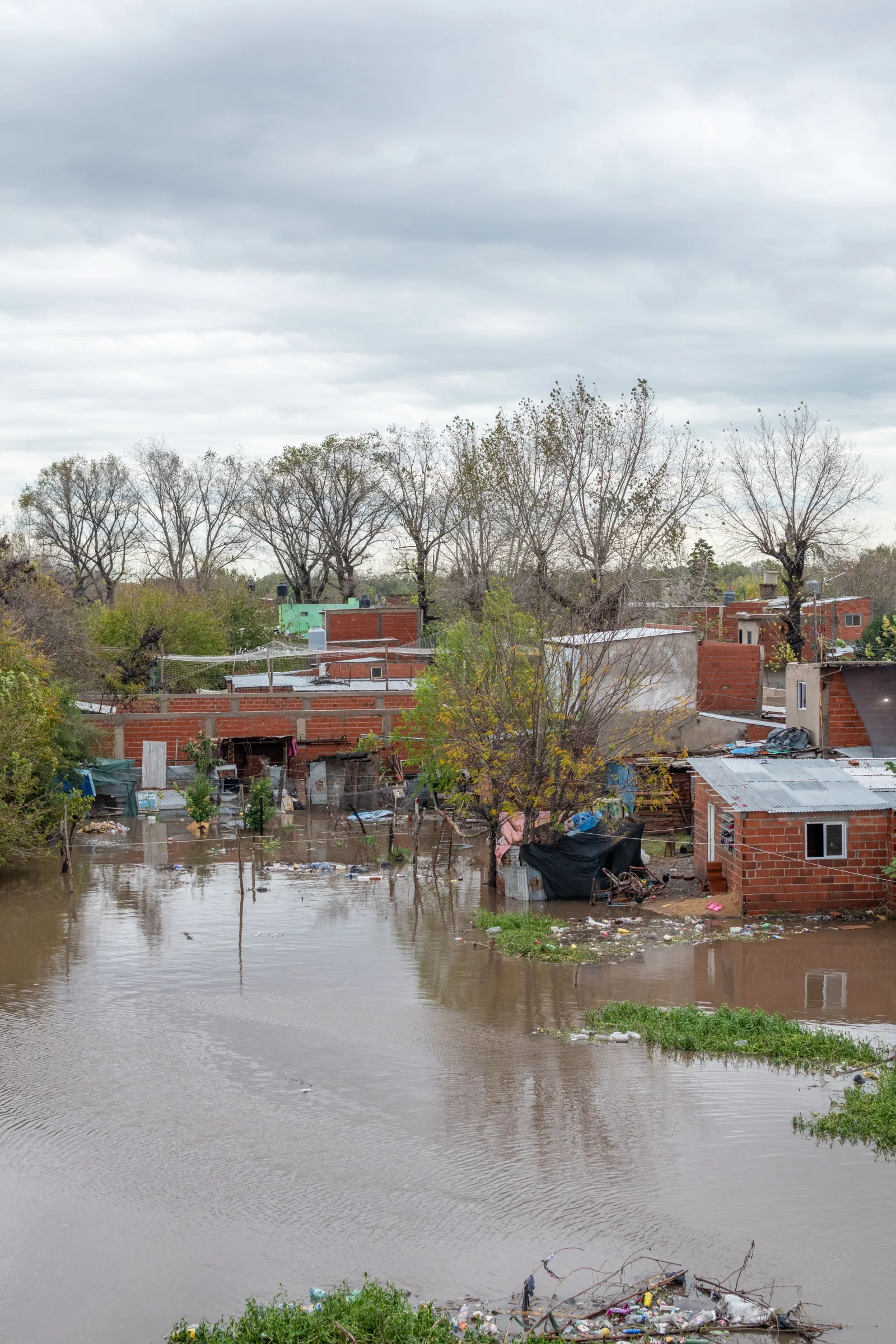Vista aérea de un barrio inundado en Buenos Aires que muestra el impacto de la tormenta.