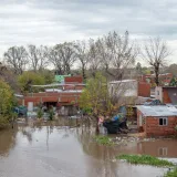 Vista aérea de un barrio inundado en Buenos Aires que muestra el impacto de la tormenta.