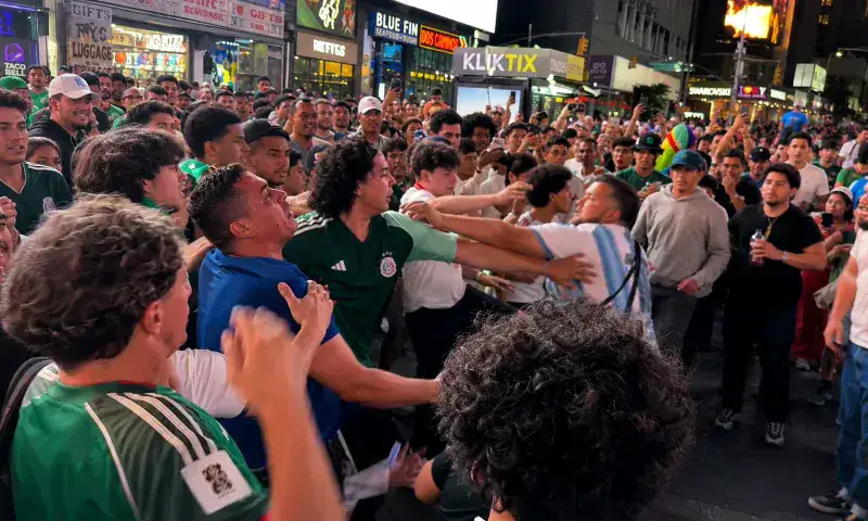 Hinchas de Argentina y Argelia se enfrentaron en Times Square