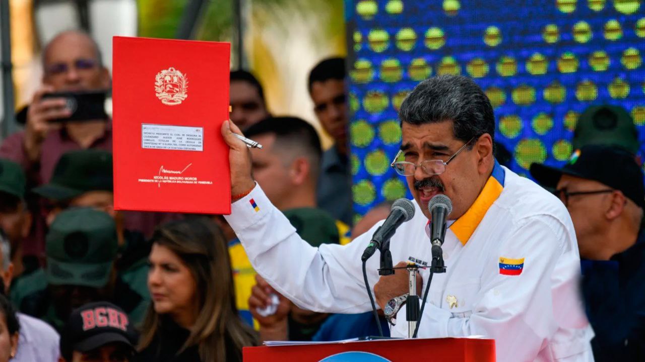 Maduro firma seis decretos para la recuperación del Esequibo