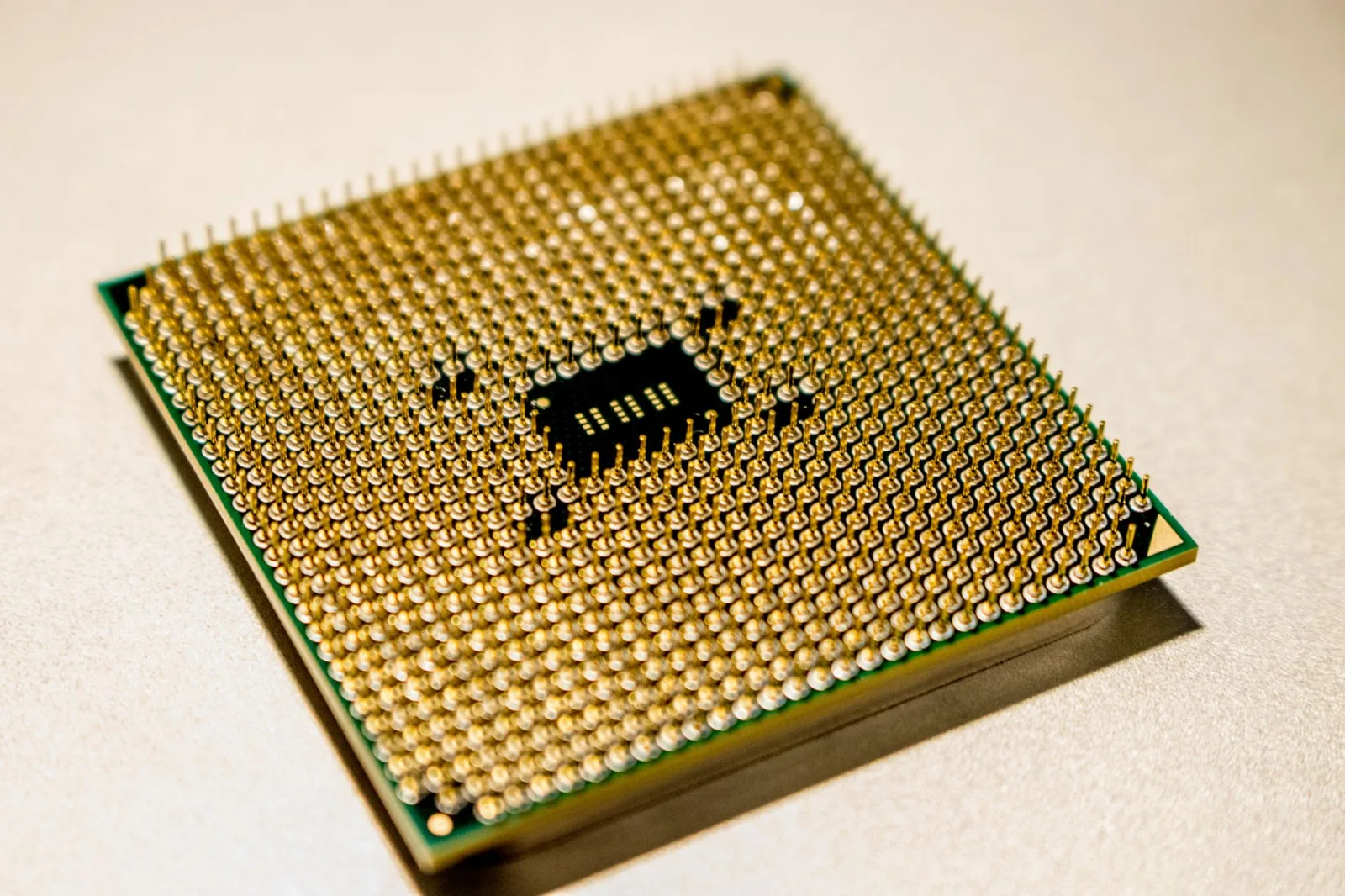 Primer plano detallado de un microprocesador dorado, ideal para representar conceptos tecnológicos.