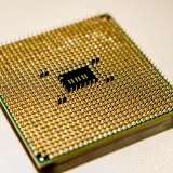 Primer plano detallado de un microprocesador dorado, ideal para representar conceptos tecnológicos.