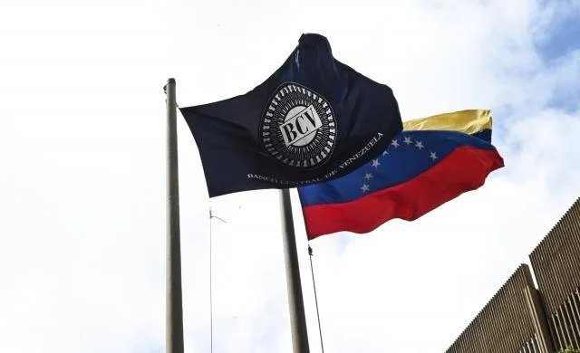 BCV fijó el dólar en 876,79 bolívares y el euro en 982,00