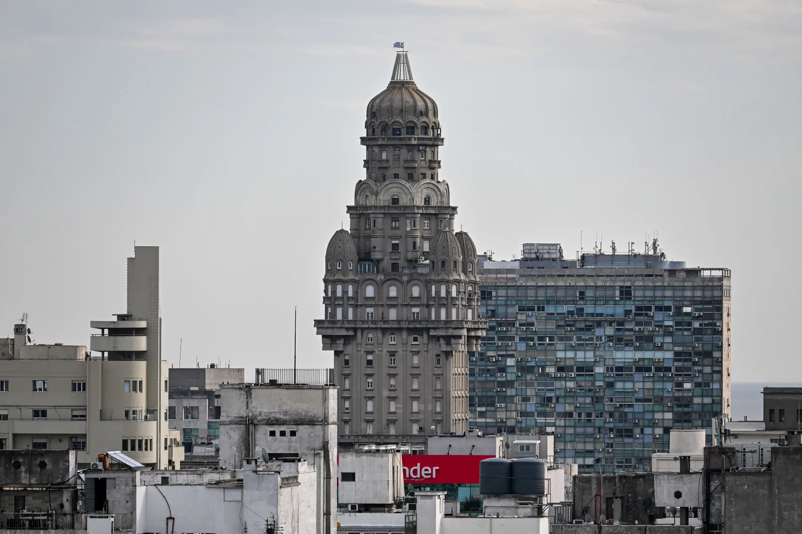 El majestuoso Palacio Salvo se alza imponente en el corazón de Montevideo, Uruguay.