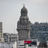 El majestuoso Palacio Salvo se alza imponente en el corazón de Montevideo, Uruguay.