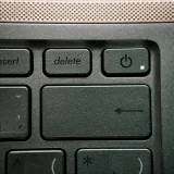 Primer plano de alta resolución de una tecla de flecha y las teclas de función de un teclado de computadora.