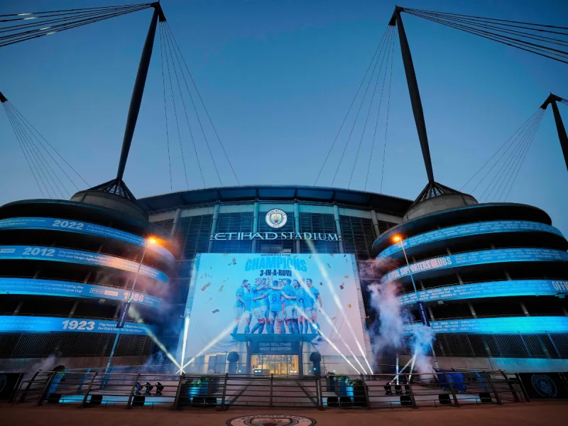 Manchester City enfrenta sanciones por violar normas financieras