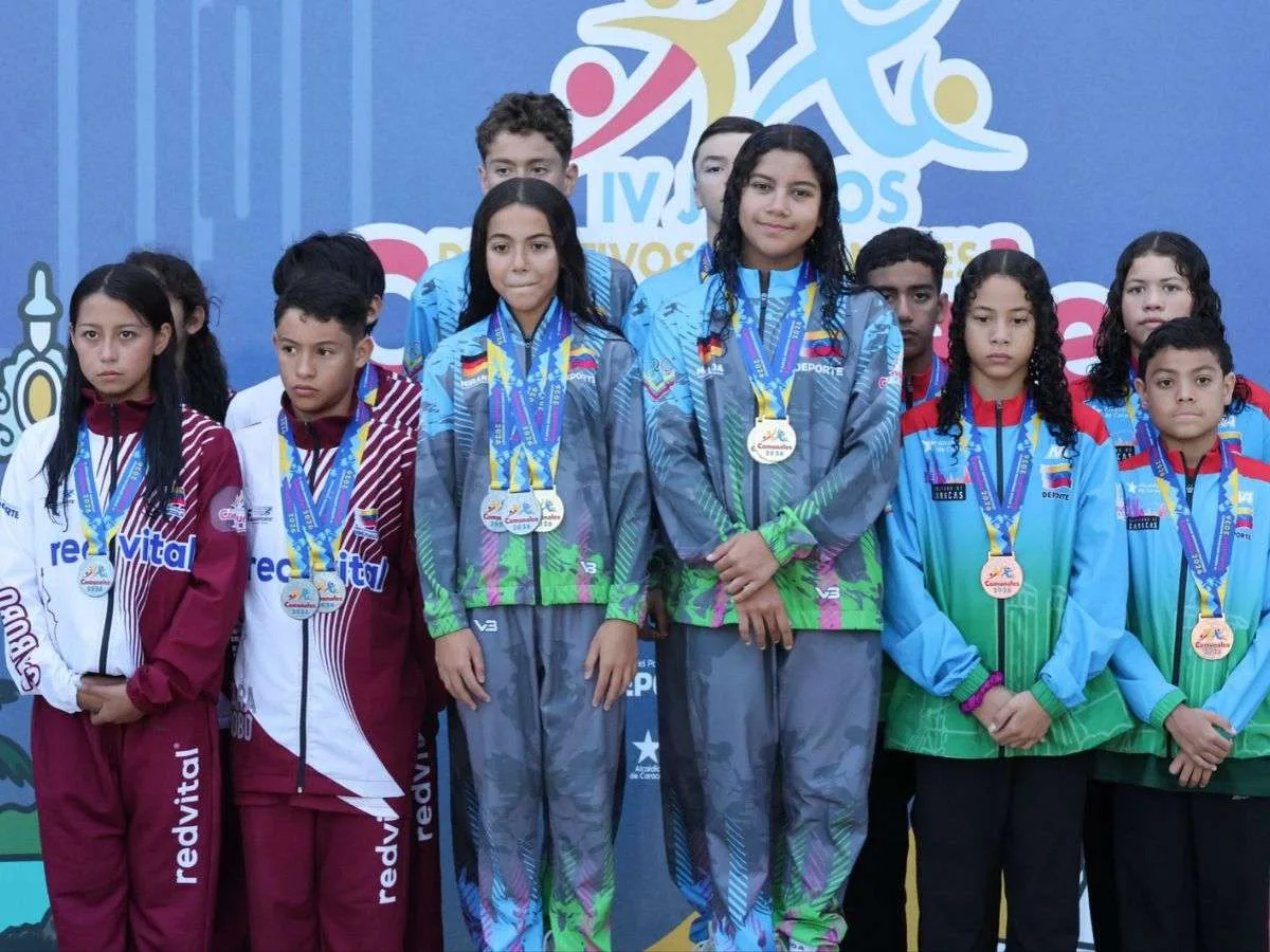 Dania Escobar rompe récord y Miranda manda en natación