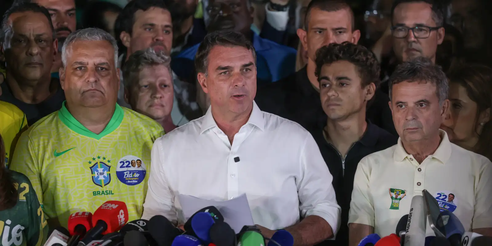 Flávio Bolsonaro desconoce la derrota y pide anular la elección