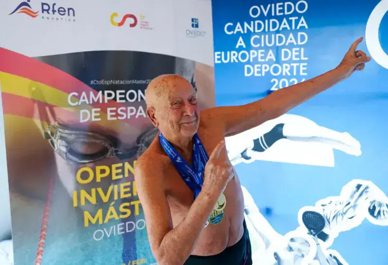 Paco Domínguez, el nadador que siguió activo a los 98 años y recibió un homenaje por su trayectoria