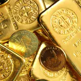 Bolsas globales cierran a la baja mientras sube el petróleo y el oro amplía pérdidas