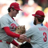 Phillies superó a Bravos en 10 entradas y empató la serie