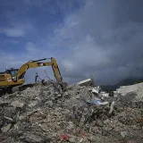 Hallan bajo los escombros de Caraballeda a un piloto de 51 años