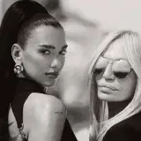 Dua Lipa y Donatella Versace diseñan juntas una colección para el verano