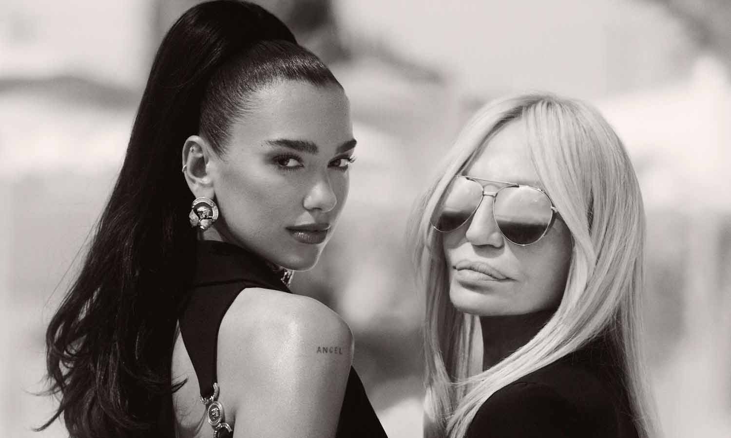 Dua Lipa y Donatella Versace diseñan juntas una colección para el verano