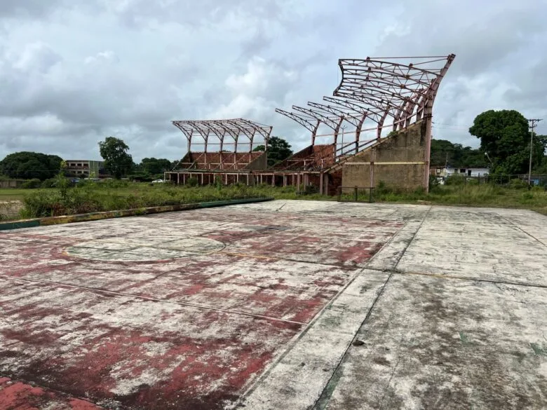 Estadio de Tropical acumula 15 años paralizado en Punceres