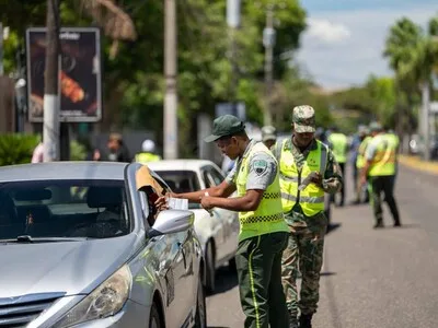 Fiscalizan 15 carros piratas en corredores de la capital