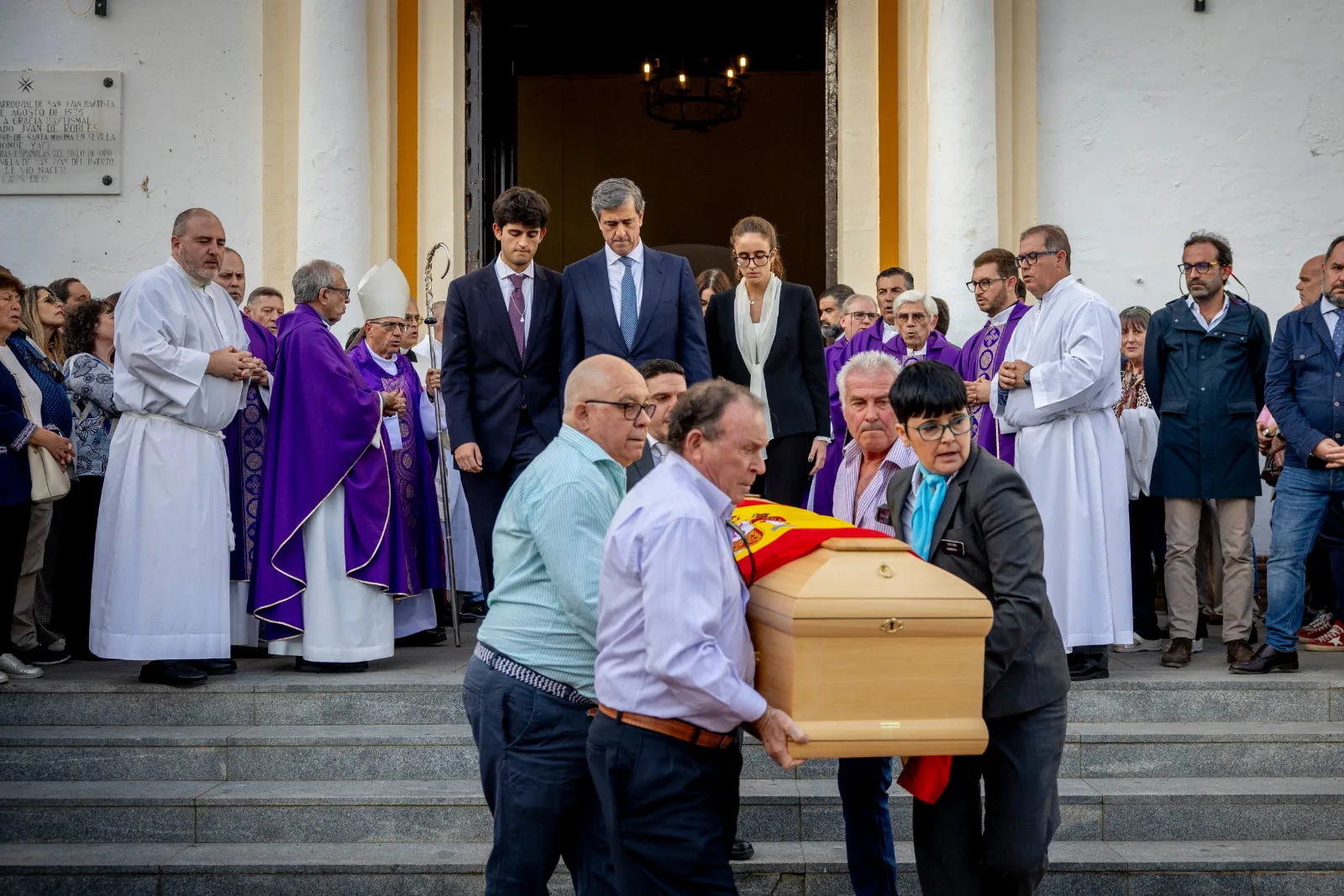 San Juan del Puerto despide a Fátima Báñez tras el choque