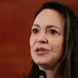 Machado dice que no integra el diálogo y promete no frenarlo