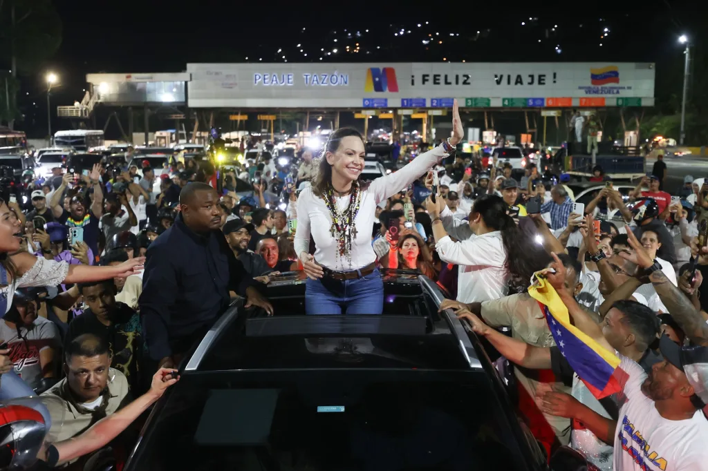 Machado vuelve al país y reacomoda la presión sobre la transición