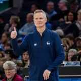 Kerr afirma que Golden State exploró traspasos por figuras