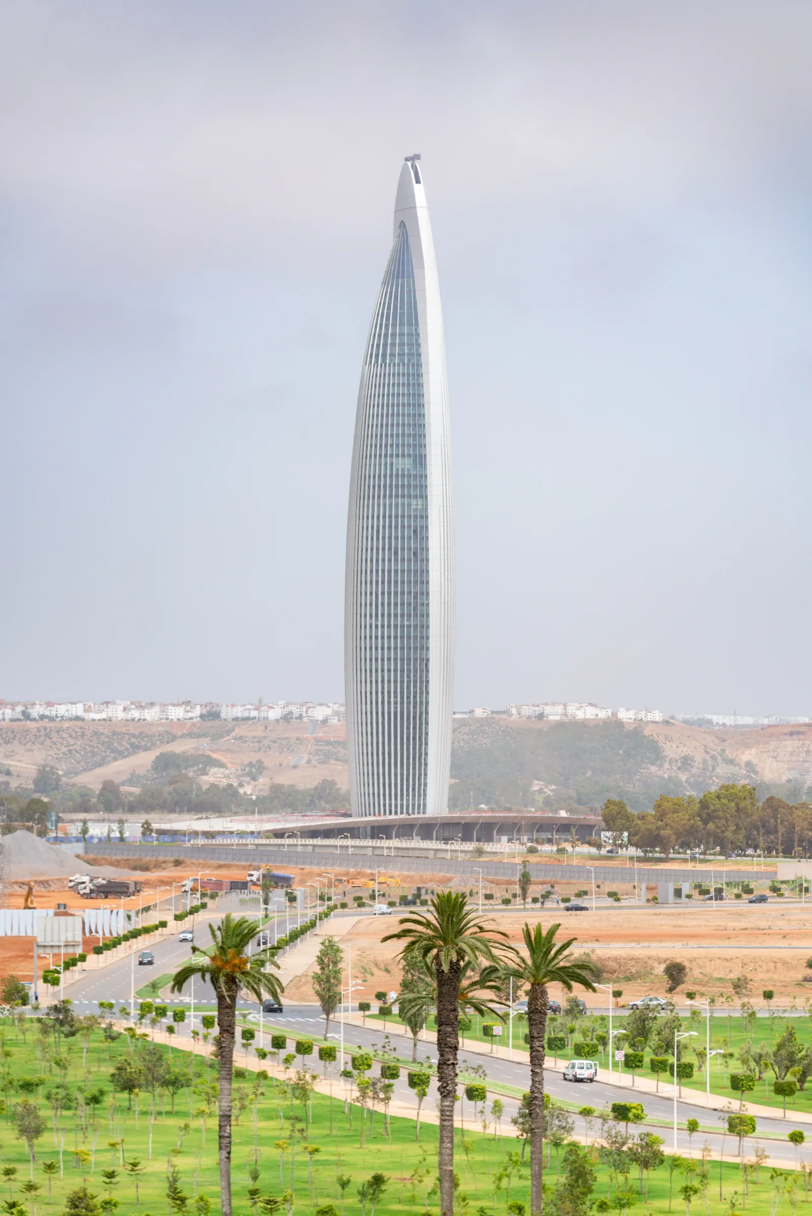 Impresionante vista de la Torre Mohammed VI en Rabat, Marruecos, con el paisaje urbano.