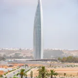 Impresionante vista de la Torre Mohammed VI en Rabat, Marruecos, con el paisaje urbano.