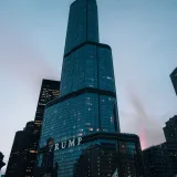 La Trump Tower en Chicago, con su icónica arquitectura frente a un cielo al atardecer.
