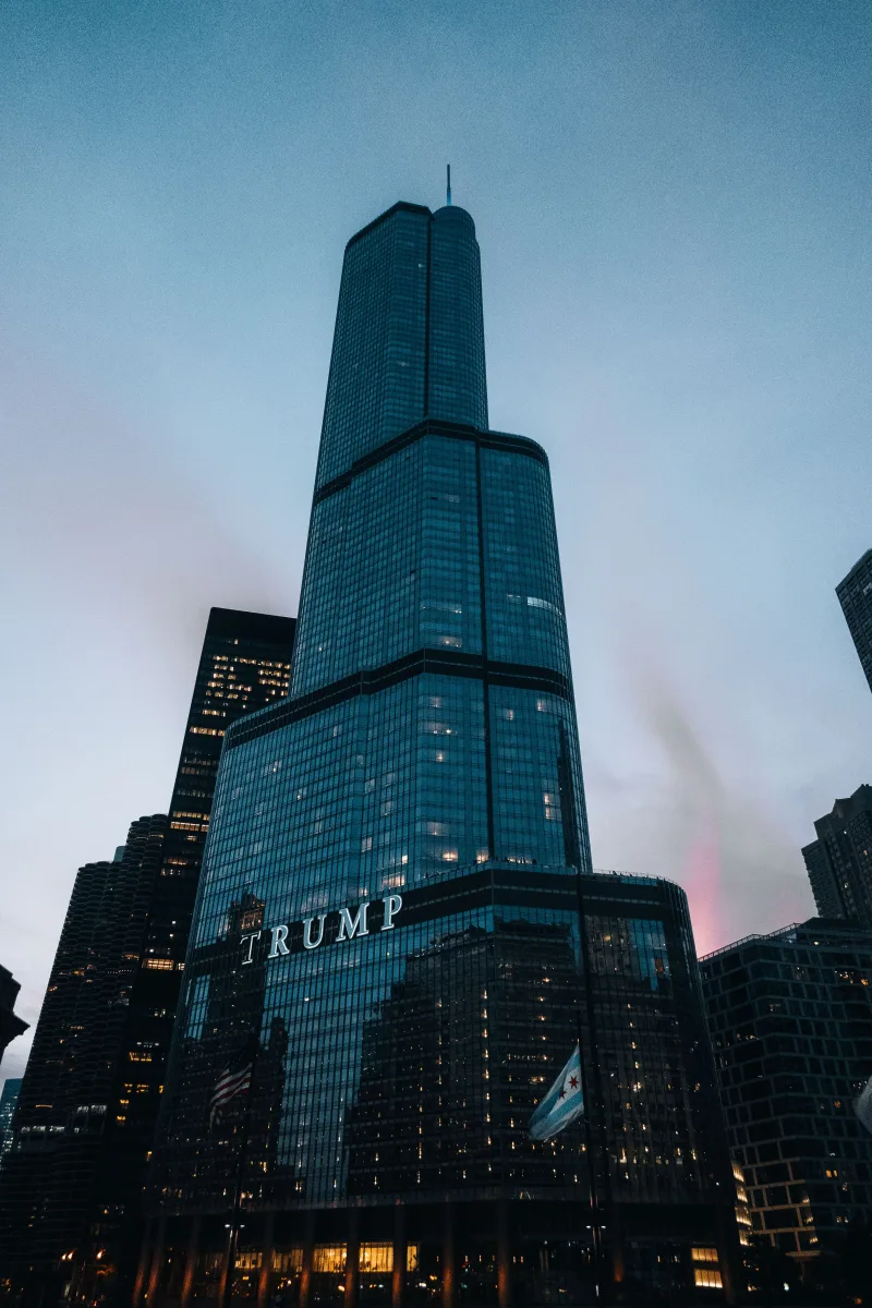 La Trump Tower en Chicago, con su icónica arquitectura frente a un cielo al atardecer.