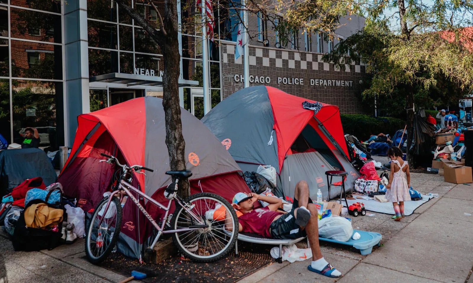 Migrantes venezolanos en Chicago optan por dormir en carpas 
