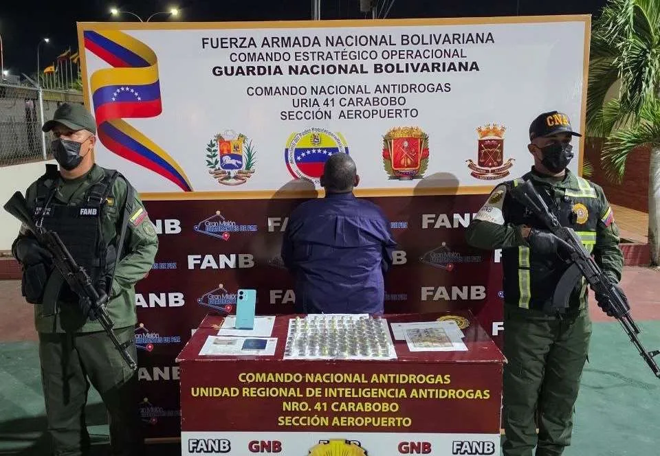 Detienen a hombre con 91 paquetes de droga en aeropuerto de Valencia