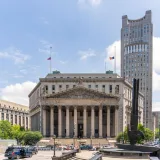 Vista del histórico Palacio de Justicia del condado de Nueva York con cielos despejados y paisaje urbano.