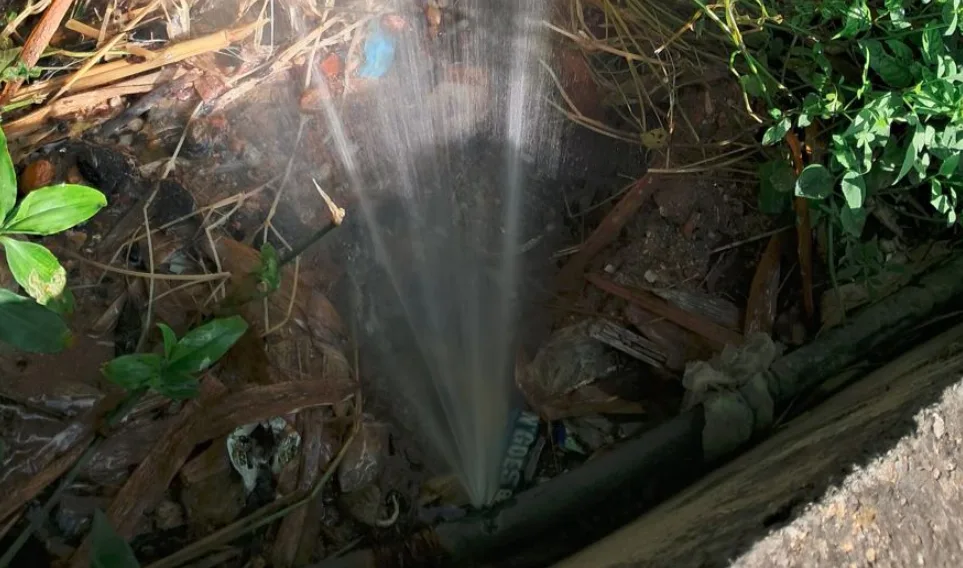 Una fuga de agua potable sigue activa entre Baruta y El Hatillo
