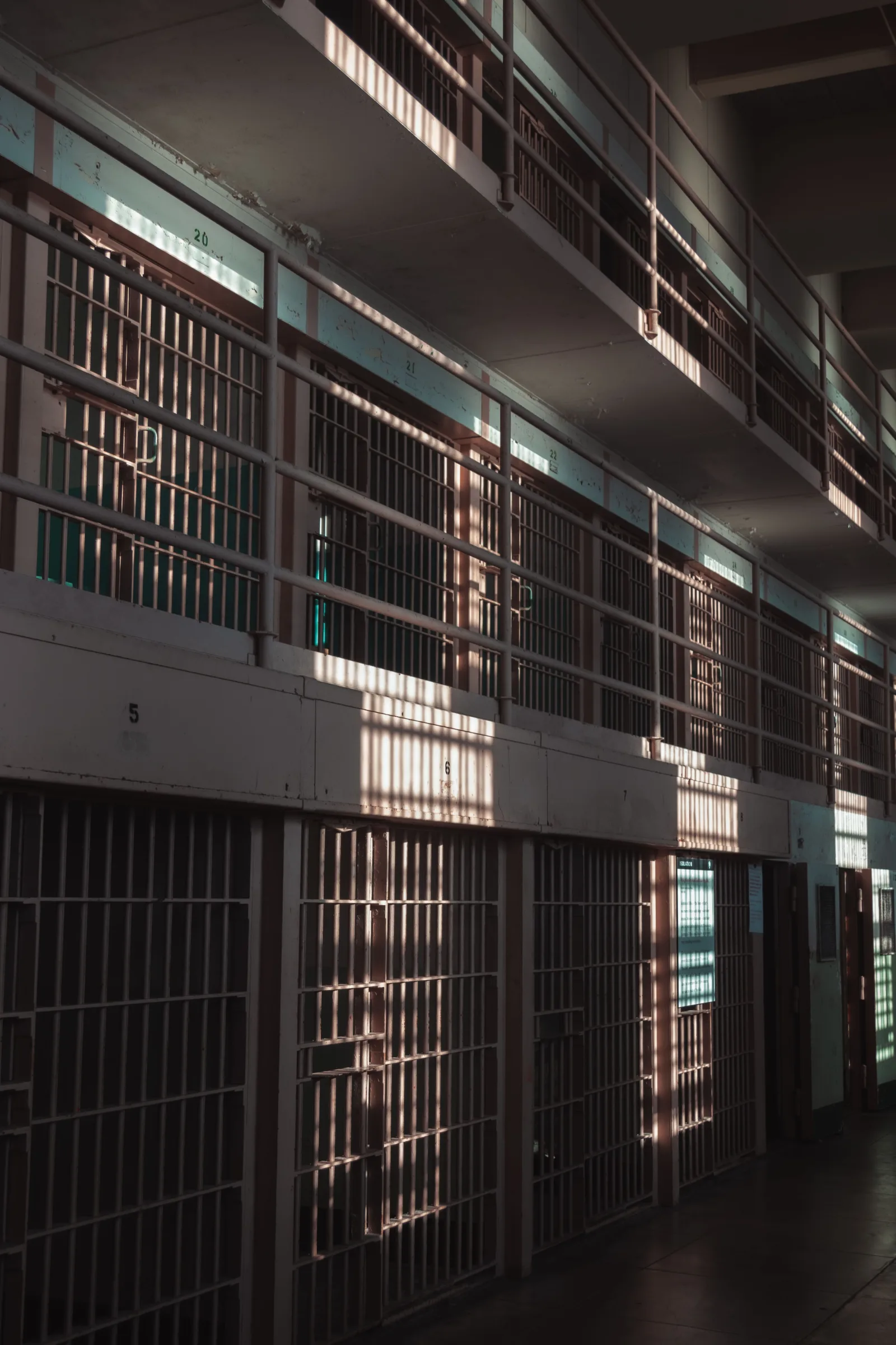 Interior iluminado por el sol de un bloque de celdas de la prisión de Alcatraz, en San Francisco.