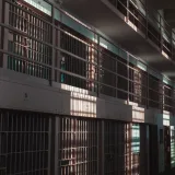 Interior iluminado por el sol de un bloque de celdas de la prisión de Alcatraz, en San Francisco.