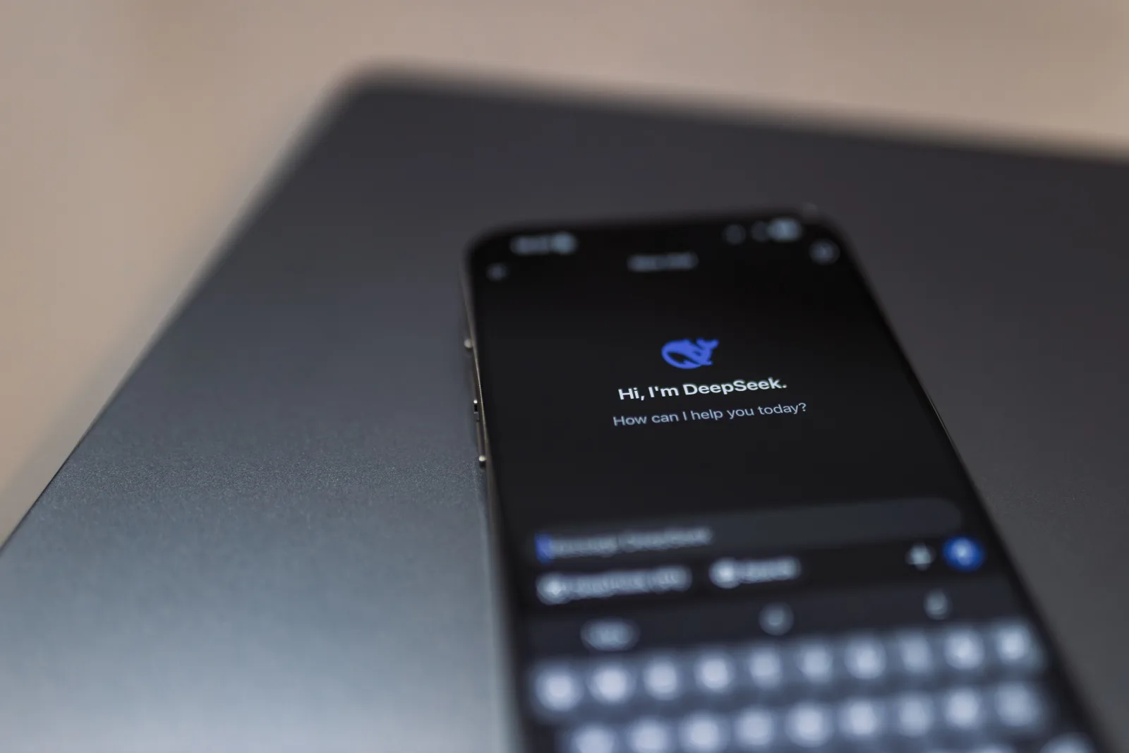 Primer plano de un smartphone que muestra una interfaz de chat de IA con la aplicación DeepSeek.